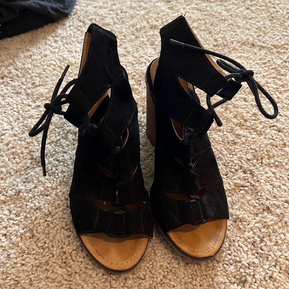 Mel rose and Market Black wedges